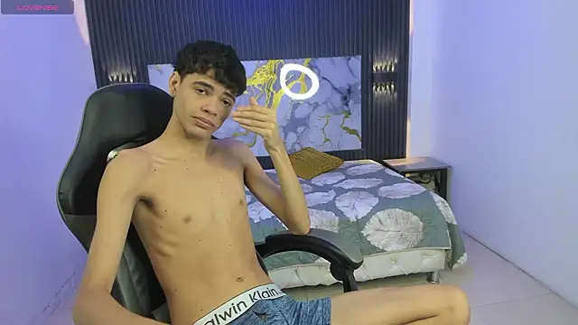 Snapshot of Dark_Desiree18 chatting on February 18, 12:23 pm Dark Desiree18 online show from February 18, 12:23 pm