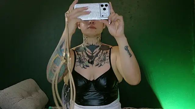 sarahe9769 online show from April 15, 2:50 am