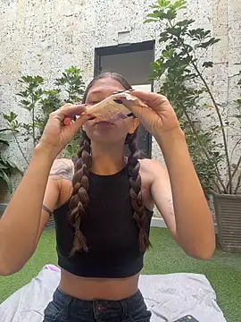 EmmaJhoons online show from February 6, 11:50 am