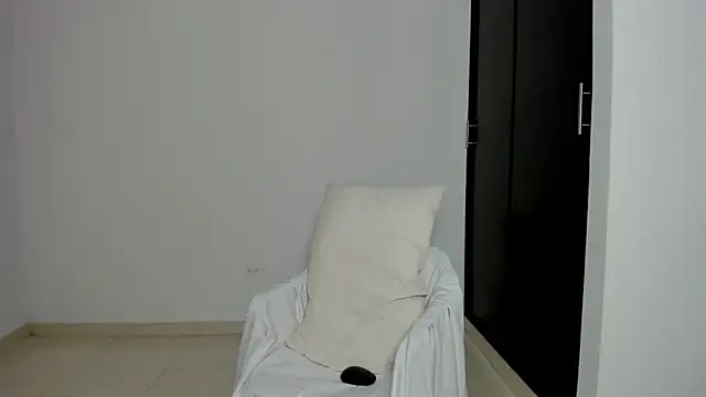 Snapshot of zarina_coleman chatting on February 8, 4:32 am zarina coleman online show from February 8, 4:32 am