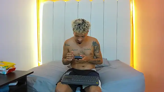 Snapshot of 2Hot4You_OS chatting on January 16, 3:32 am 2Hot4You OS online show from January 16, 3:32 am