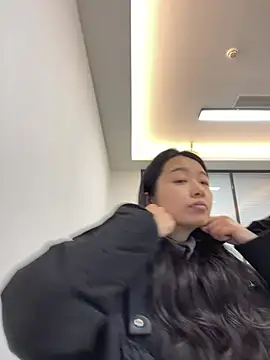 Snapshot of Qrooo chatting on January 15, 5:55 am Qrooo online show from January 15, 5:55 am