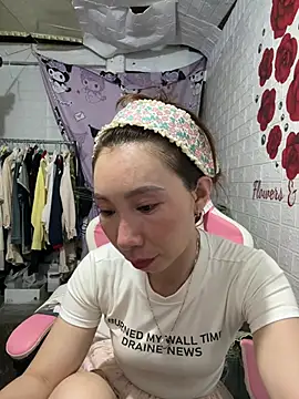 Snapshot of Adela-222 chatting on July 16, 3:20 pm Adela-222 online show from July 16, 3:20 pm