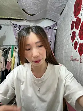 Snapshot of Adela-222 chatting on June 29, 8:32 am Adela-222 online show from June 29, 8:32 am