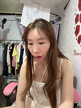 Snapshot of Adela-222 chatting on July 27, 5:25 am Adela-222 online show from July 27, 5:25 am