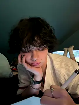 quwuinnie333 online show from January 8, 5:35 am