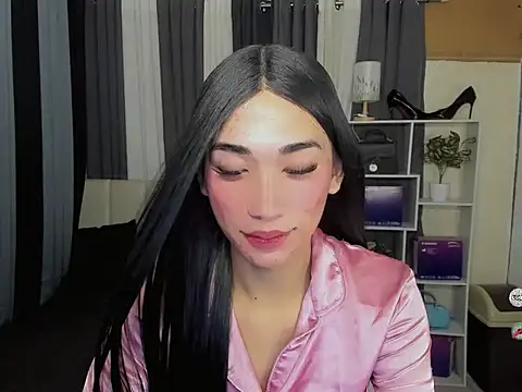 FyangFoxx online show from May 8, 5:50 pm