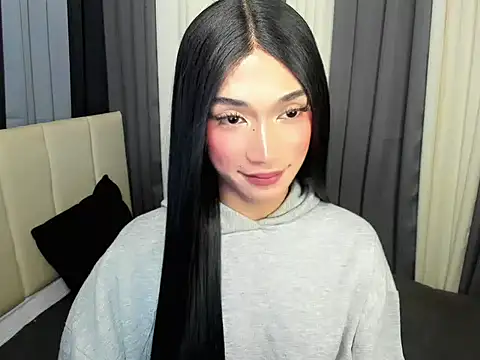 FyangFoxx online show from May 6, 5:50 pm