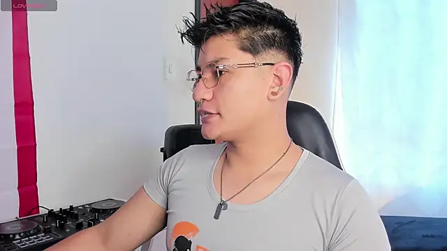 Theo Rowan online show from April 21, 12:23 pm