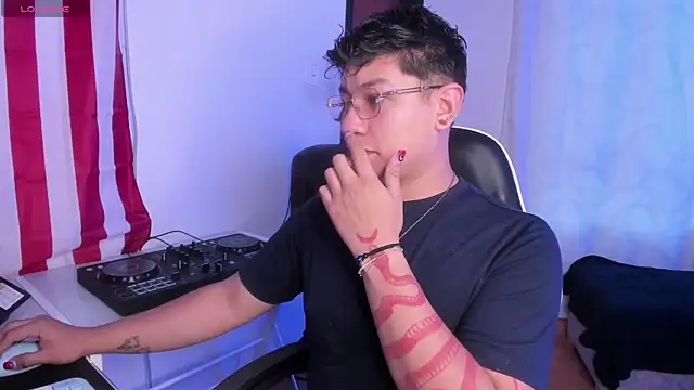 Theo Rowan online show from April 17, 11:46 am