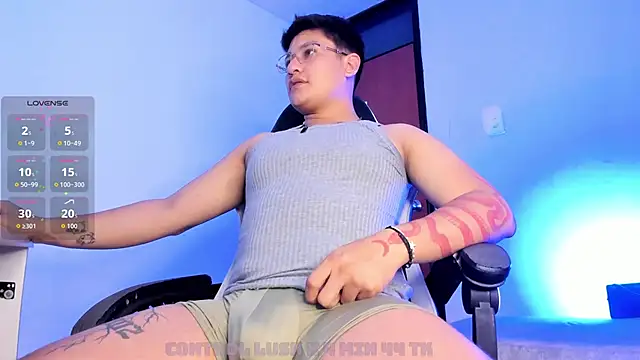 Snapshot of Theo_Rowan chatting on February 9, 10:19 pm Theo Rowan online show from February 9, 10:19 pm