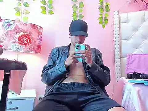 Snapshot of bruno_do_santos chatting on January 16, 4:38 am bruno do santos online show from January 16, 4:38 am