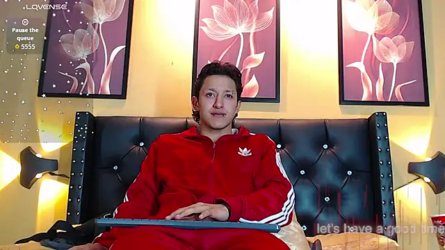 Snapshot of bruno_do_santos chatting on February 14, 10:15 am bruno do santos online show from February 14, 10:15 am