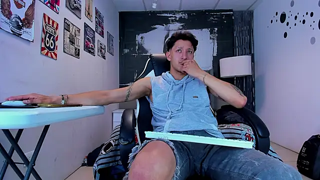 Snapshot of bruno_do_santos chatting on February 17, 1:47 am bruno do santos online show from February 17, 1:47 am