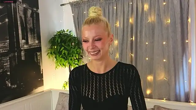 Snapshot of LanaReals chatting on January 14, 7:34 am LanaReals online show from January 14, 7:34 am