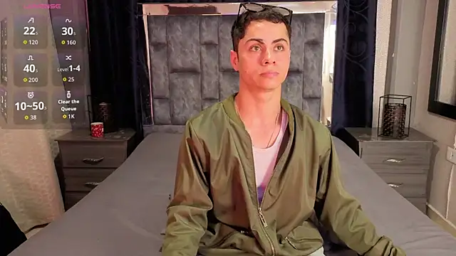 Snapshot of LeoMonnroe chatting on July 8, 7:47 pm LeoMonnroe online show from July 8, 7:47 pm