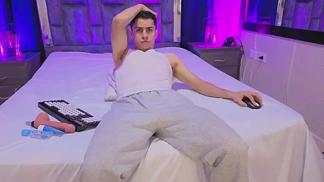 LeoMonnroe online show from February 3, 8:25 pm