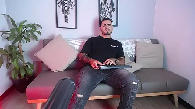 Snapshot of Aronhilton chatting on January 14, 7:17 pm Aronhilton online show from January 14, 7:17 pm