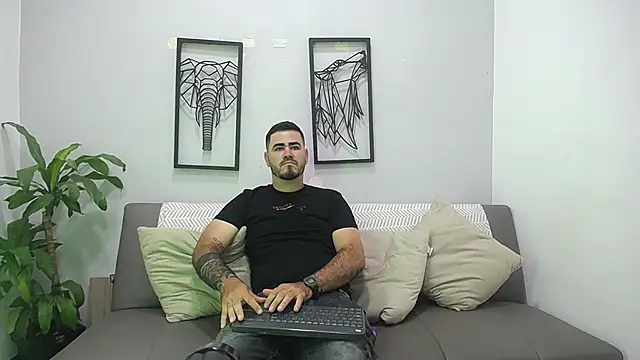 Snapshot of Aronhilton chatting on January 13, 7:40 pm Aronhilton online show from January 13, 7:40 pm