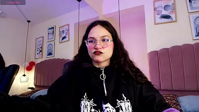 Hanabie  online show from April 28, 3:22 am