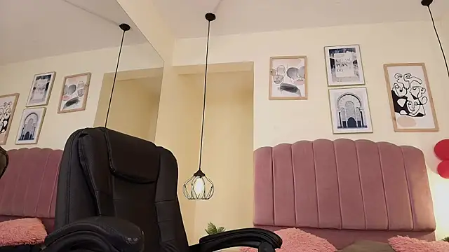 Hanabie  online show from April 14, 3:11 am