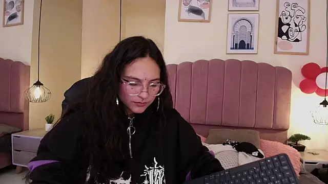 Hanabie  online show from April 12, 3:32 am