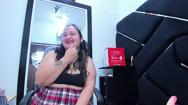 Snapshot of MiaRouss69 chatting on May 17, 10:32 pm MiaRouss69 online show from May 17, 10:32 pm