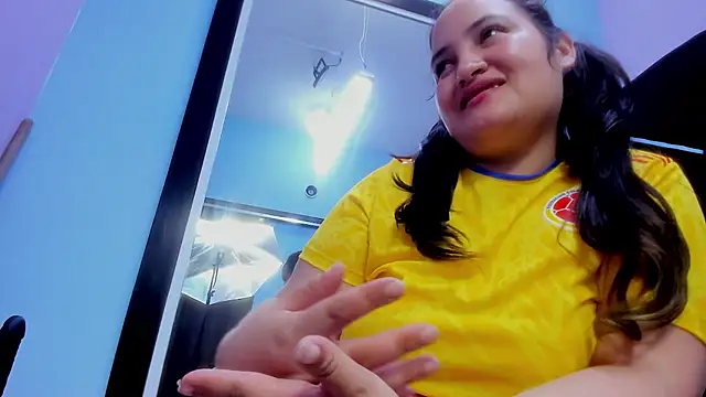 Snapshot of MiaRouss69 chatting on April 25, 9:45 am MiaRouss69 online show from April 25, 9:45 am