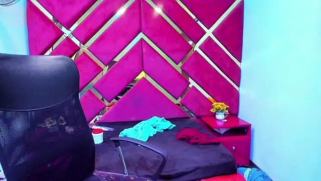 Snapshot of MiaRouss69 chatting on February 13, 5:40 am MiaRouss69 online show from February 13, 5:40 am