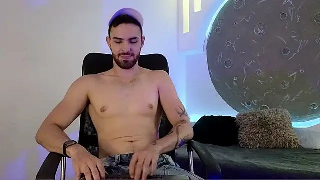 Snapshot of Apolo_lux1 chatting on February 10, 8:30 pm Apolo lux1 online show from February 10, 8:30 pm