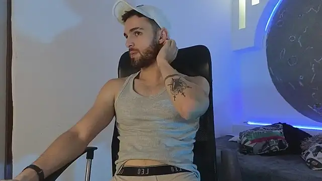 Snapshot of Apolo_lux1 chatting on February 4, 8:26 pm Apolo lux1 online show from February 4, 8:26 pm