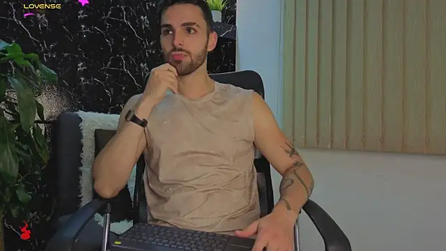 Snapshot of Apolo_lux1 chatting on January 17, 2:37 am Apolo lux1 online show from January 17, 2:37 am