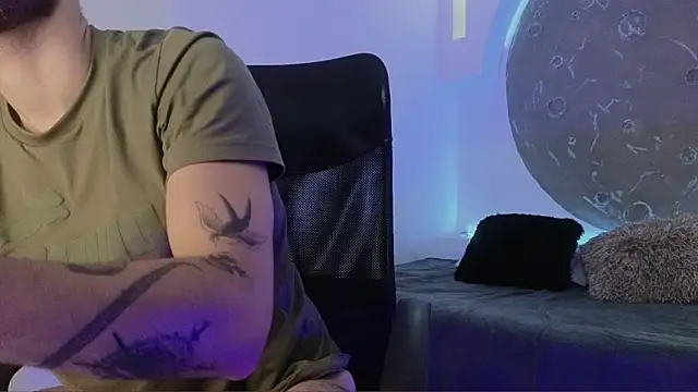 Snapshot of Apolo_lux1 chatting on February 13, 8:53 pm Apolo lux1 online show from February 13, 8:53 pm