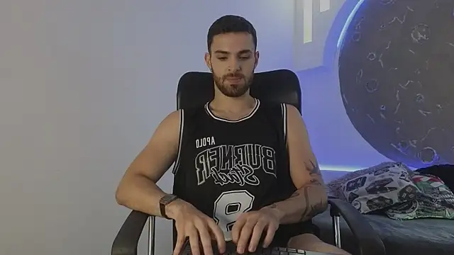 Snapshot of Apolo_lux1 chatting on February 8, 8:39 pm Apolo lux1 online show from February 8, 8:39 pm