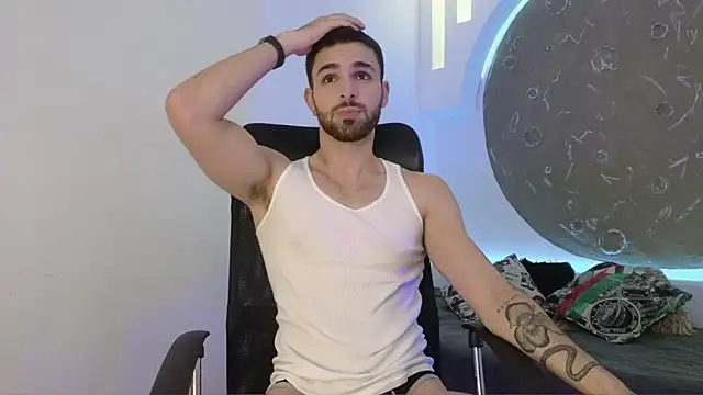 Snapshot of Apolo_lux1 chatting on February 11, 8:41 pm Apolo lux1 online show from February 11, 8:41 pm