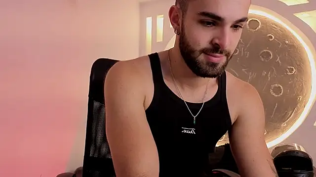 Snapshot of Apolo_lux1 chatting on June 4, 7:29 pm Apolo lux1 online show from June 4, 7:29 pm