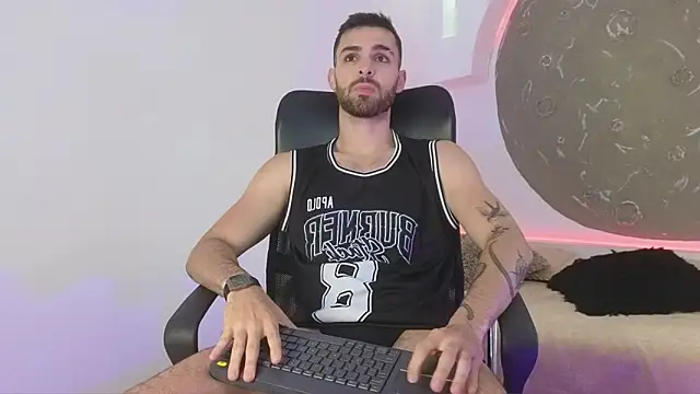 Snapshot of Apolo_lux1 chatting on February 20, 8:22 pm Apolo lux1 online show from February 20, 8:22 pm