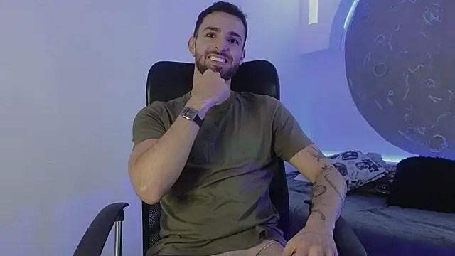 Snapshot of Apolo_lux1 chatting on February 7, 8:39 pm Apolo lux1 online show from February 7, 8:39 pm