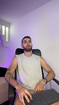 Snapshot of Apolo_lux1 chatting on February 24, 10:21 pm Apolo lux1 online show from February 24, 10:21 pm