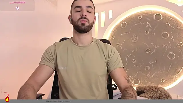 Snapshot of Apolo_lux1 chatting on June 24, 7:33 pm Apolo lux1 online show from June 24, 7:33 pm