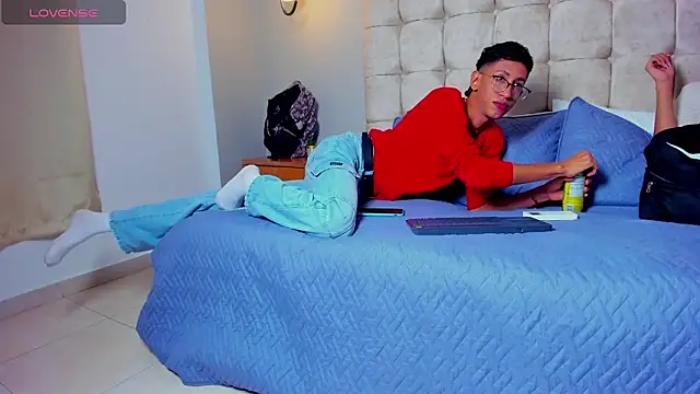 twink royale18 online show from February 3, 5:40 pm