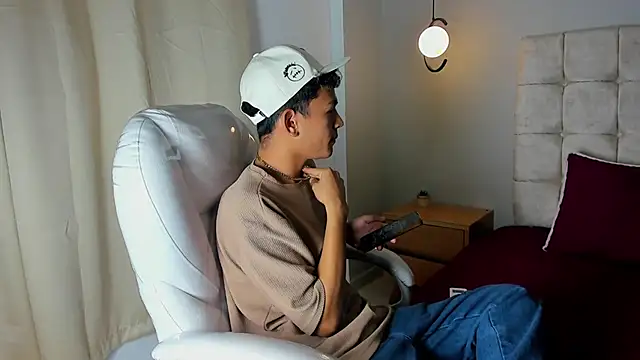 twink royale18 online show from February 23, 4:29 pm