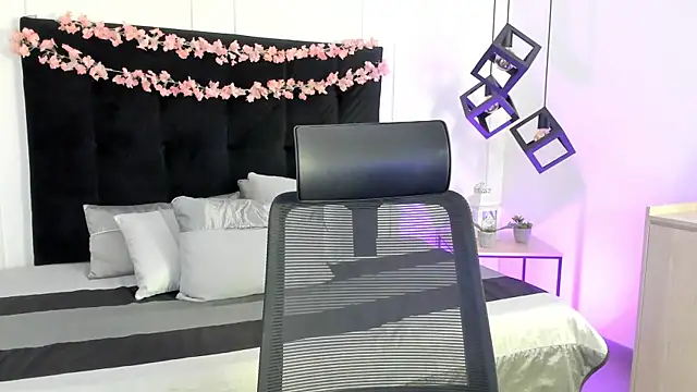 Abriil cutee online show from April 4, 2:01 pm