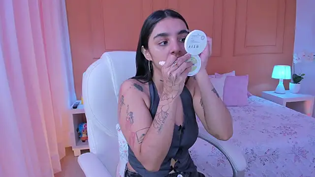 Snapshot of Abriil_cutee chatting on May 4, 1:36 pm Abriil cutee online show from May 4, 1:36 pm