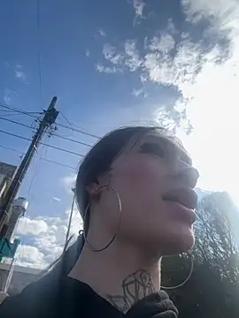 lizz lunna online show from April 24, 8:22 pm