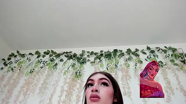 Snapshot of lizz_lunna chatting on June 15, 3:23 pm lizz lunna online show from June 15, 3:23 pm