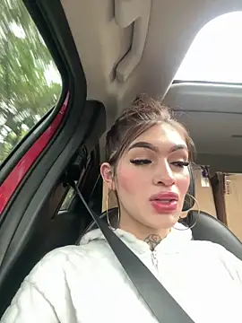 lizz lunna online show from May 11, 12:50 pm