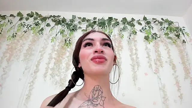 Snapshot of lizz_lunna chatting on June 12, 9:23 pm lizz lunna online show from June 12, 9:23 pm