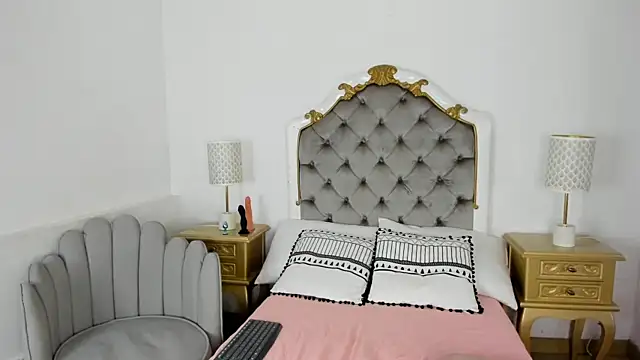 paulina lux online show from February 7, 2:25 pm