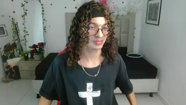 Snapshot of Axel_fox77 chatting on June 8, 1:22 am Axel fox77 online show from June 8, 1:22 am
